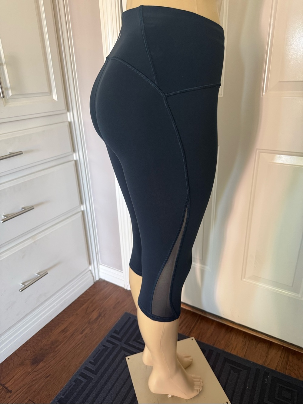 High-Waist navy blue Lululemon Women's Active Capri pants with Mesh Panels size6